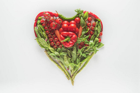 红色绿心和红绿色的红心形蔬菜在图片