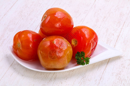 碗里泡菜红番茄图片