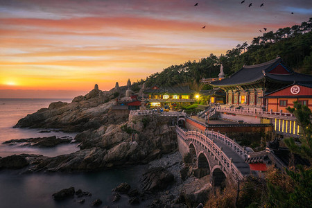 韩国釜山市釜山海的滩和岩山的龙宫寺和韩文图片