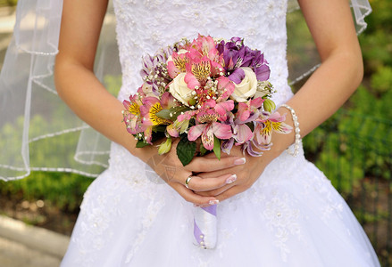 新娘手中的紫色鲜花新娘捧花图片