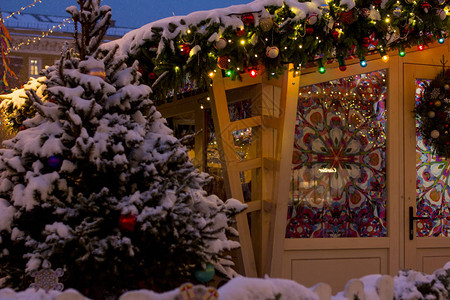冬天的房子在森林里在广场上装饰着圣诞树背景图片