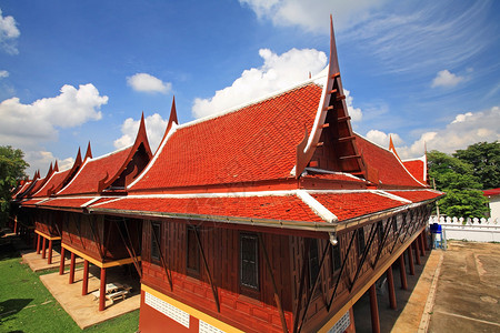 泰国寺庙的木僧屋在watChalermPrakiat图片