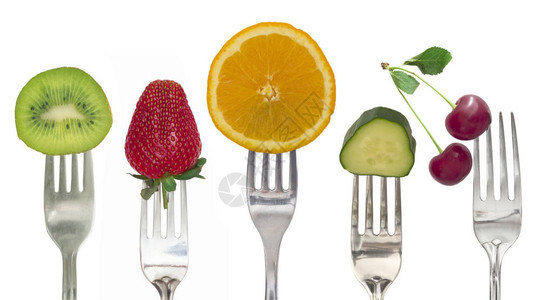 饮食概念叉子上的水果和蔬菜图片