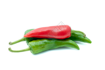 一些红辣椒和绿辣椒孤立图片