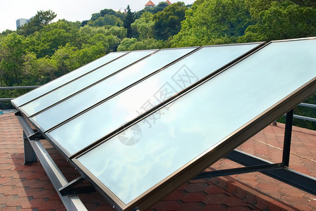 红屋顶的太阳能热水系统G图片