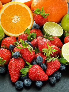 黑底的新鲜水果和浆果混合剂图片