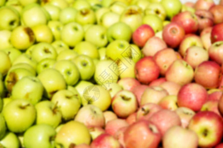 红苹果和黄苹果在自然光线下图片