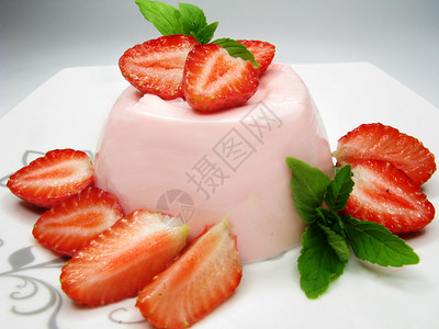 草莓甜点配布丁和薄荷图片