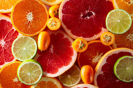 柑橘类水果的特写柠檬酸橙橘子粉红葡萄柚和橙子顶视图图片