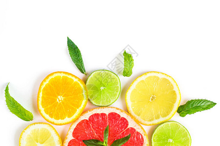 白色背景上的柑橘类食物图案薄荷叶什锦柑橘类水果在白图片