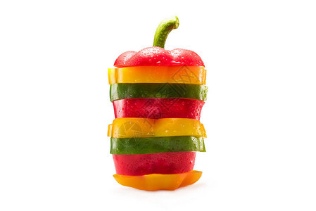 白色上分离的红色绿色和黄色甜椒片图片