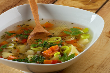 白碗蔬菜汤图片