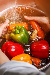 用手在水中洗蔬菜胡萝卜和绿辣椒多汁的蔬菜以换取健康的零食欣赏图片