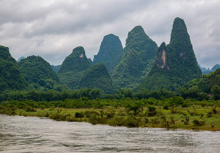 兴坪镇青平镇的卡斯特山峰和李河附近的牛群背景