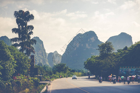 桂林阳朔县夏季阳光明媚的风景美丽的喀斯特山脉的景色在蓝天背景下令人惊图片