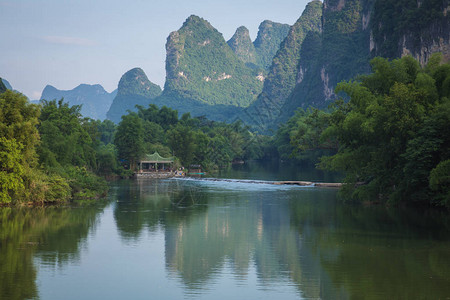 桂林阳朔县玉龙河风景秀丽的绿树林和喀斯特山脉阳朔是亚洲热图片