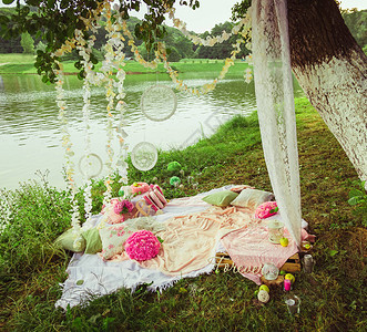湖边的浪漫婚礼装饰有枕头图片