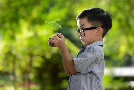 儿童抱着良好环境的希望将幼年植图片