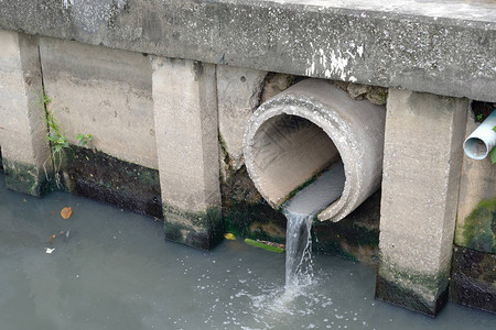 排水管道的污水流自Bangkokth图片