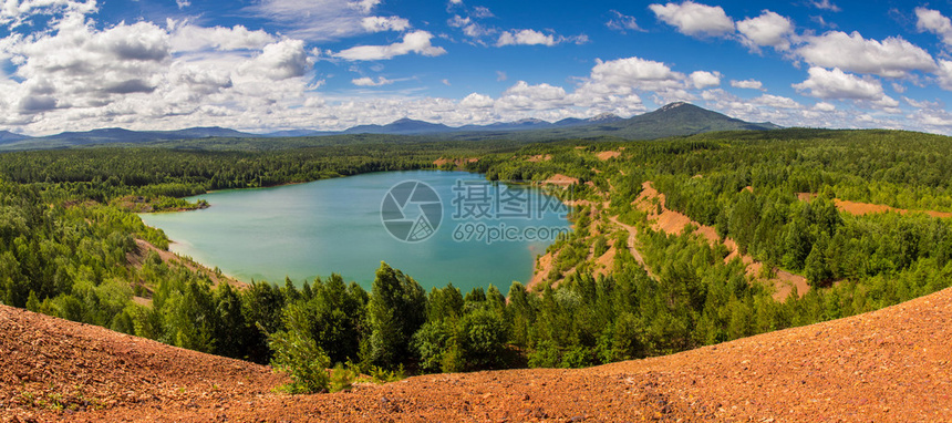 山丘之间湖面的全景天空充图片