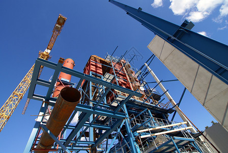 工业厂房建设中的起重机和横梁高清图片