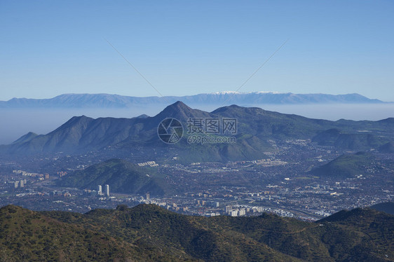 智利首都圣地亚哥的全景从安第斯山脉脚下ParquePuenteNilhue看图片