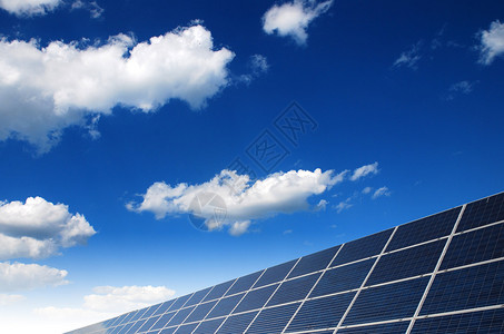 蓝色天空下的太阳能电站发电图片