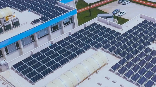 建筑屋顶上太阳能光伏板的鸟瞰图建筑屋顶上的太阳能蓝色面板在现代城图片