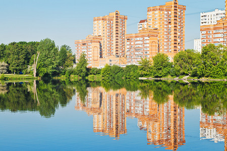 在阳光明媚的夏日城市湖边的背景图片