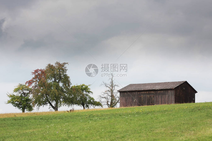 村里老房子的风景图片