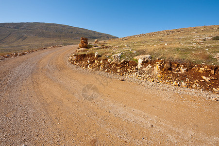 西岸Judean山肮脏的公路图片