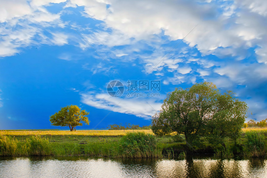 夏季河流天空树景观自然林反映美丽的美花湖图片