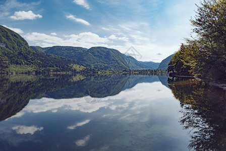 Bohinj湖美丽的湖泊和蓝天图片