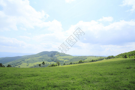 绿色的田野袖山高原和蓝天图片