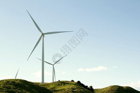 山顶上的风力涡轮机图片