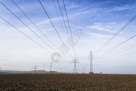 分布式电站蓝色云层天空背景导致的电压塔背景图片