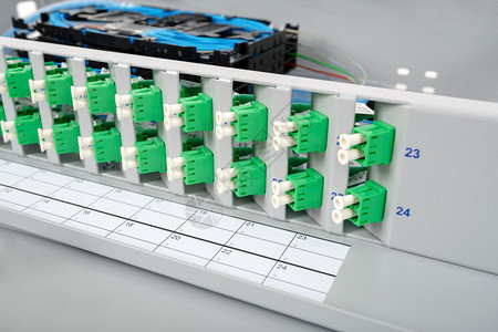 安装在光学分布框架和绿色LC连接器中的图片