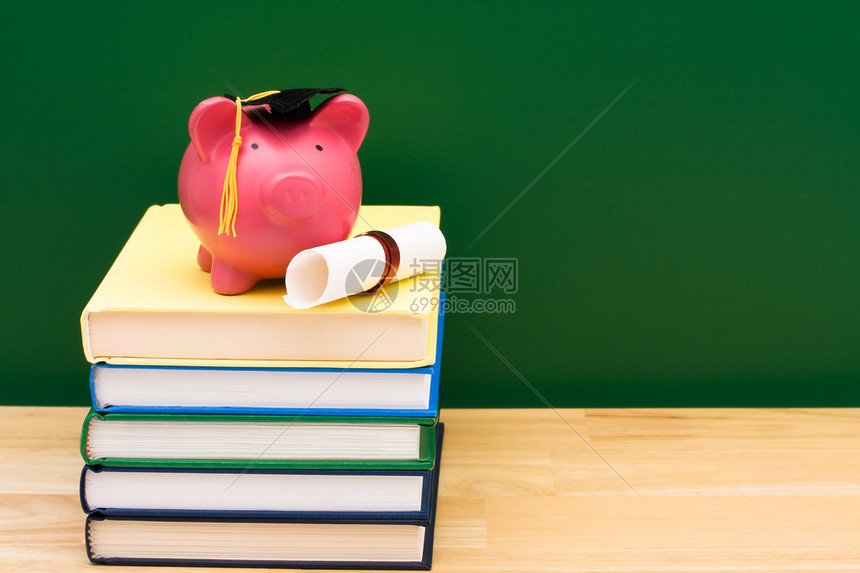 蓝书堆叠在黑板前的猪银行教育费用a图片