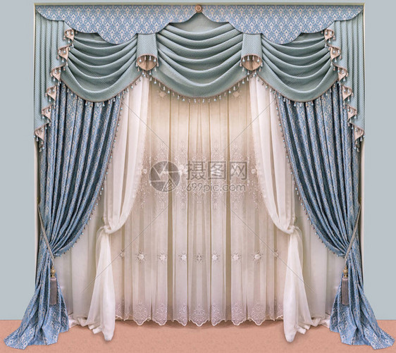 以古典宫廷风格装饰客厅内部带有蓝色饰物lambrequinpelmetjabot和刺绣薄纱的图片