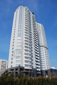城市中的高层公寓或公寓楼图片