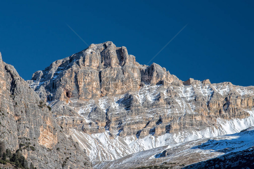 冬雪时白云岩山脉巨大的全景图片