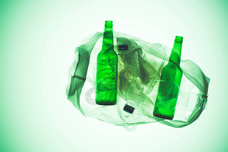 透明塑料袋各种瓶子在绿图片