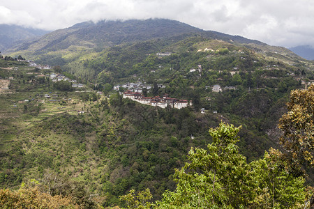 观察Trongsa绿山和TrongsaDzong堡垒图片