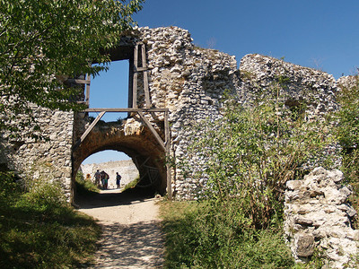 通往Cachtice城堡庭院的大门图片