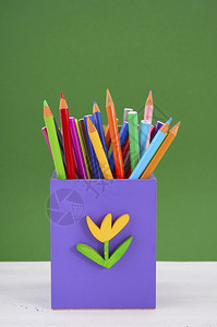 回到学校或教育概念用彩色的紫色铅笔盒图片
