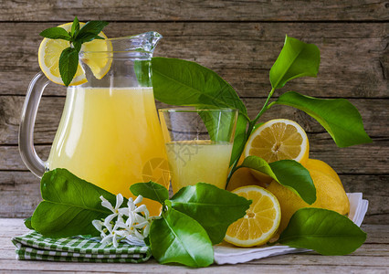 用柠檬水果和叶子装饰的新鲜柠檬汁图片