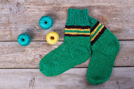 美丽的绿色手工编织的袜子有线条球图片