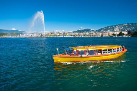 一辆黄色水上出租车在日内瓦湖的原始水域中穿行图片