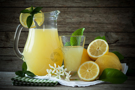 果汁和杯子加柠檬汁装饰着新鲜图片
