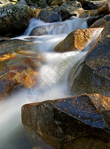 岩石上的瀑布运动优胜美地公园图片